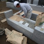 川崎市　墓所外柵の据付工事、雑草対策も忘れずに。