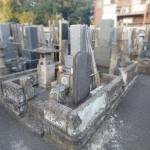 崩れかけた古い外柵とその対応策。川崎市多摩区の寺院墓地にて