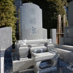位牌型とか縦洋型とか。先日作業しておいた外柵に、石塔を建立してきました。川崎市多摩区の寺院墓地