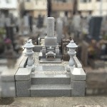 川崎市多摩区　寺院墓地で墓地リフォーム。墓石据え直しと丸墓前灯籠一対の建立が完了しました。