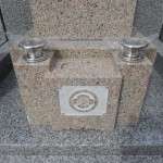 万成石8寸角標準型の石塔が建ちあがりました。川崎市多摩区の寺院墓地。