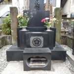 狛江市の寺院墓地で花筒交換。こちらは落とし込み型です。