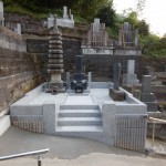 傾斜地に建つお墓のリフォーム工事が終了しました。東京稲城市の寺院墓地