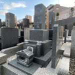 インド産の和型石塔を建立。東京都稲城市の寺院墓地