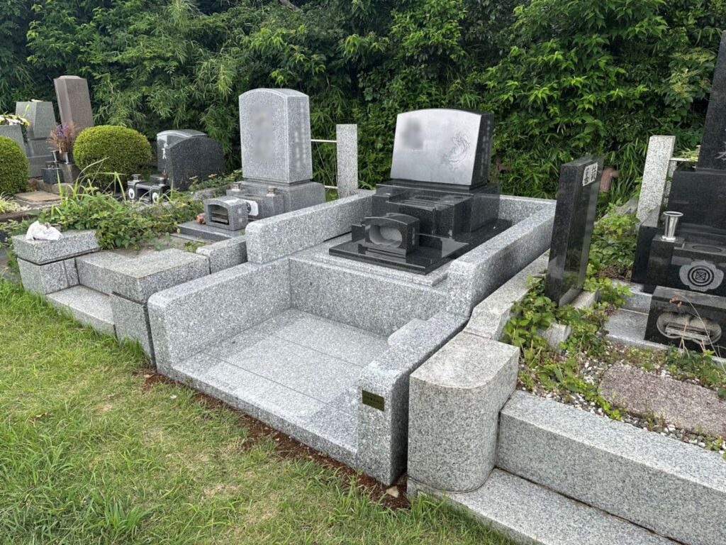 墓所外柵と洋型石塔+オリジナルイラスト。川崎市の緑ヶ丘霊園で4㎡墓所を建立しました| 神奈川県川崎市のお墓は吉澤石材店