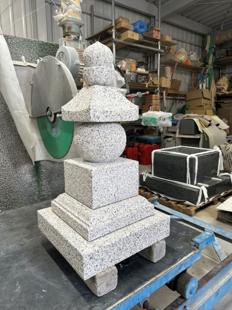 小さくとも高品質 犬島石の叩き仕上げ五輪塔！川崎市多摩区の寺院墓地