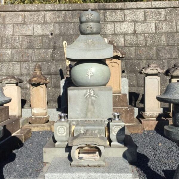 小松石で建立した五輪塔の施工例。年月を経ても落ち着いた風合いを保つ