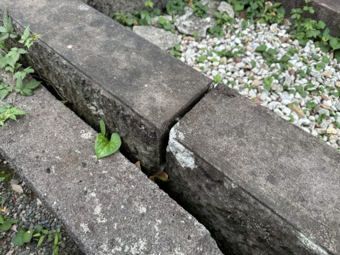芦野石の外柵のひび割れとズレ