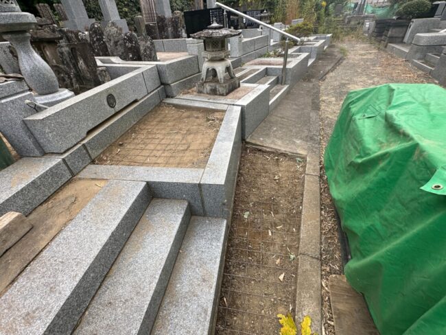 草止め工事に伴う外柵内と通路脇のワイヤーメッシュ敷設状況