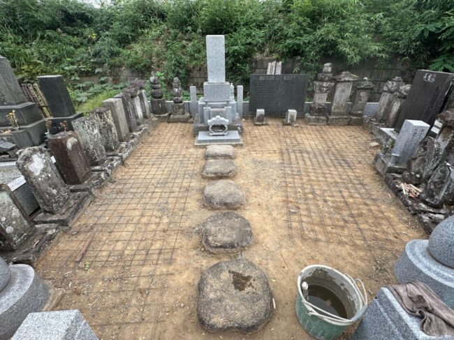 草止めコンクリート打設前の外柵内。ワイヤーメッシュの敷設状況
